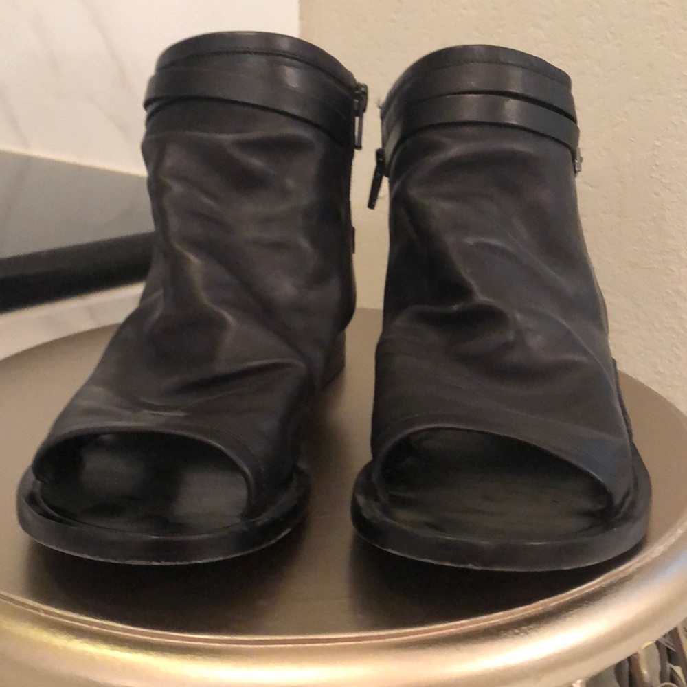 Vince Black Leather open toe Flat sandal 7.5